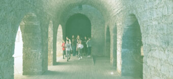 Ouvir com os sentidos todos